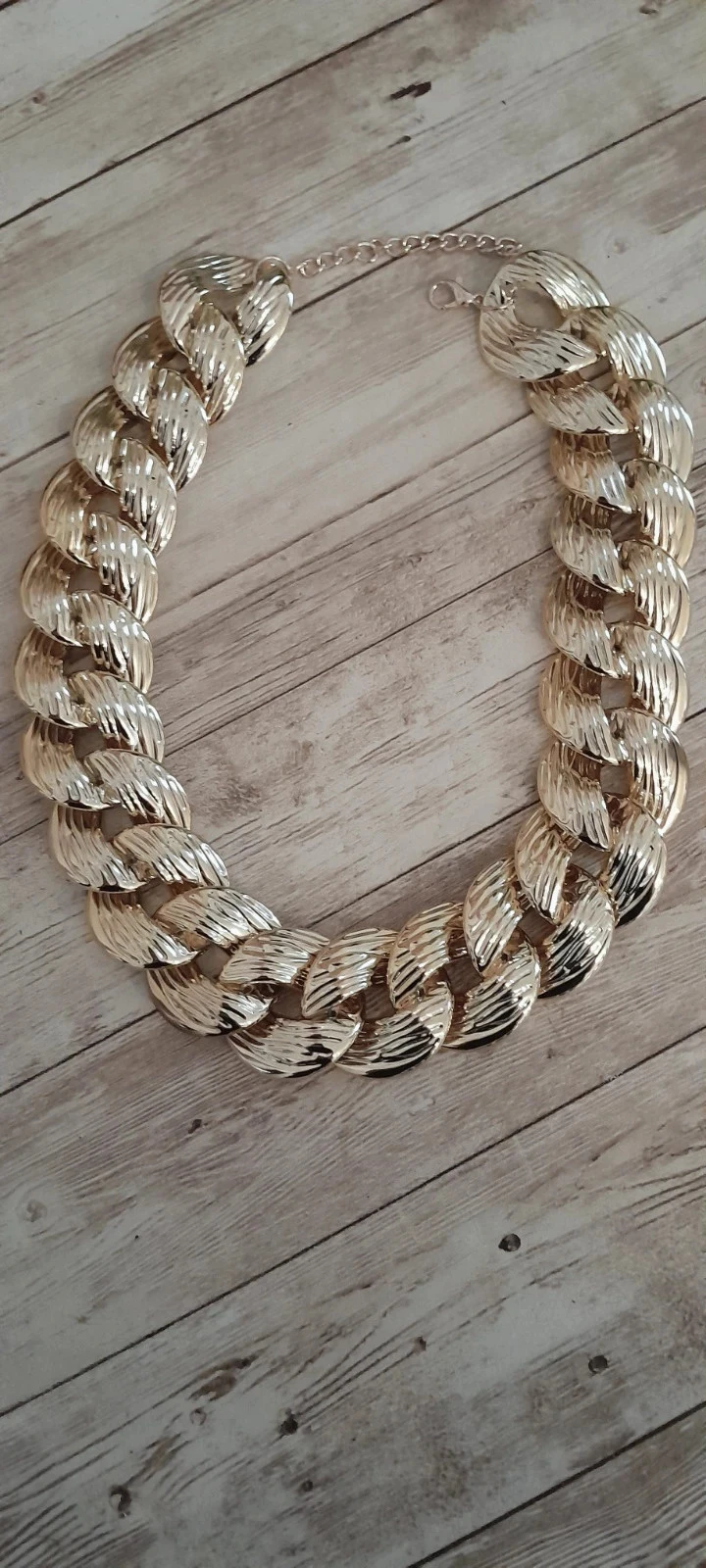 Collar tipo choker, en metal ligero color dorado – photo 2